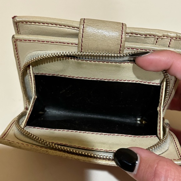 Gucci Red Bifold Wallet With Rubber Logo - Picture 6 of 13